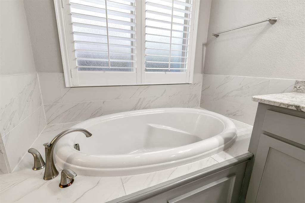 2936 Prescott The Colony, TX 75056 - Photo 13 of 28 a bathroom with a bathtub