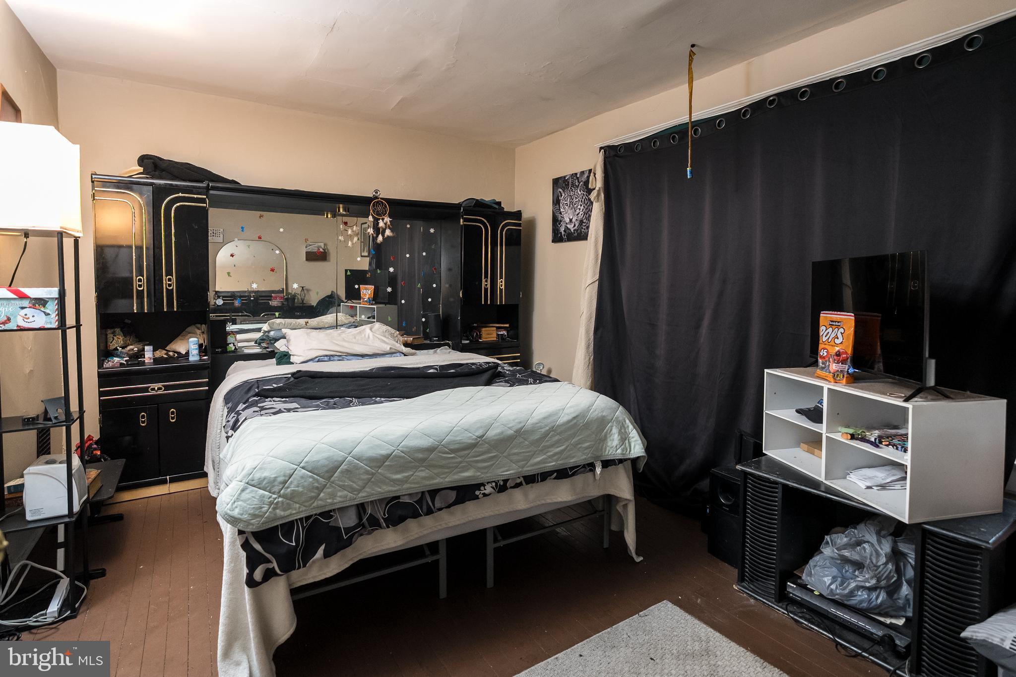 102 Ruby Street Lancaster, PA 17603 - Photo 27 of 41 a bed sitting in a bedroom next to a window