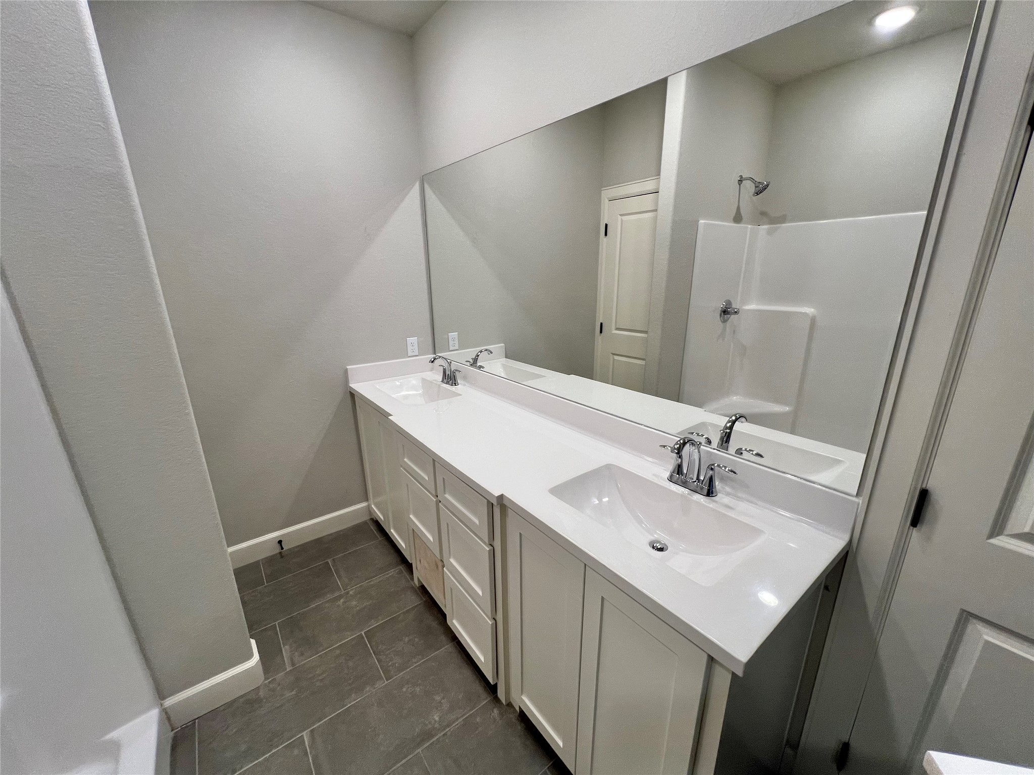 1007 South Anderson Street Angleton, TX 77515 - Photo 14 of 18 a bathroom with 2 sink and a mirror