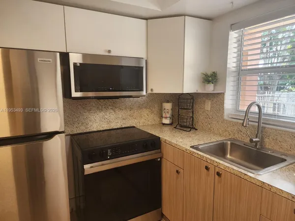 $2,000 | 100 Southeast 6th Avenue, Unit 107, Pompano Beach, FL 33060