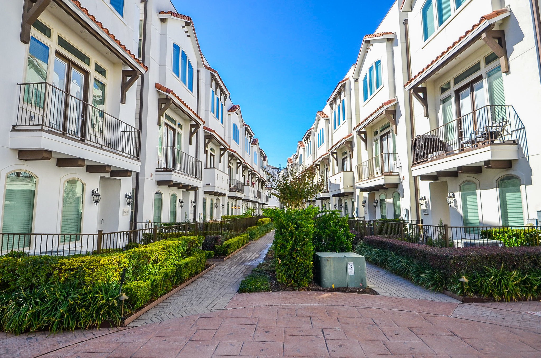 1245A Bonner Street, Unit B Houston, TX 77007 - Photo 2 of 36 a view of a building and a garden