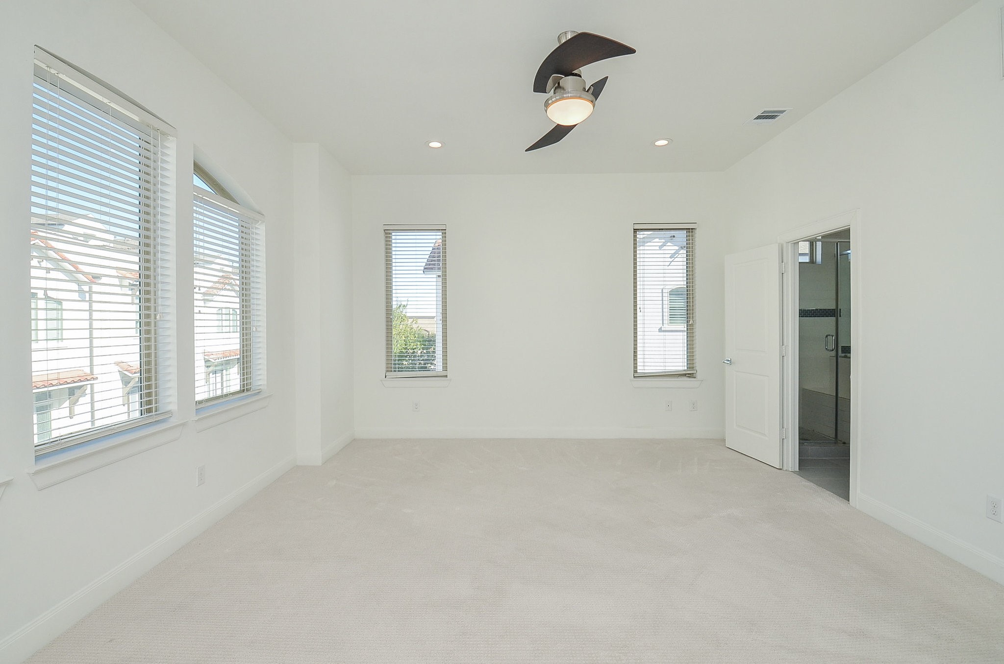 1245A Bonner Street, Unit B Houston, TX 77007 - Photo 25 of 36 a view of an empty room with a window