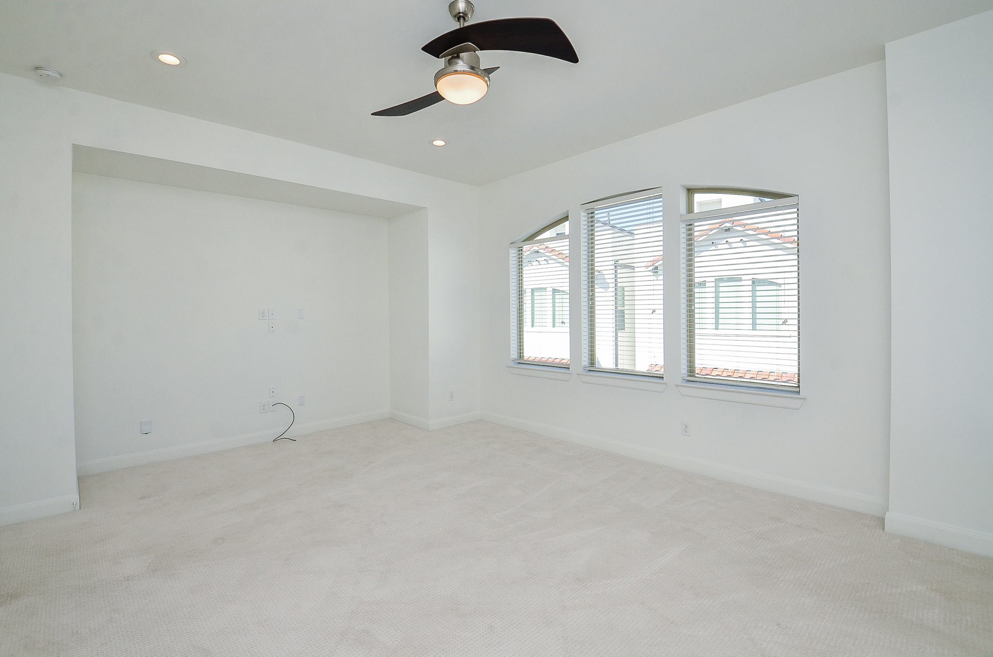 1245A Bonner Street, Unit B Houston, TX 77007 - Photo 26 of 36 an empty room with a window and a ceiling fan
