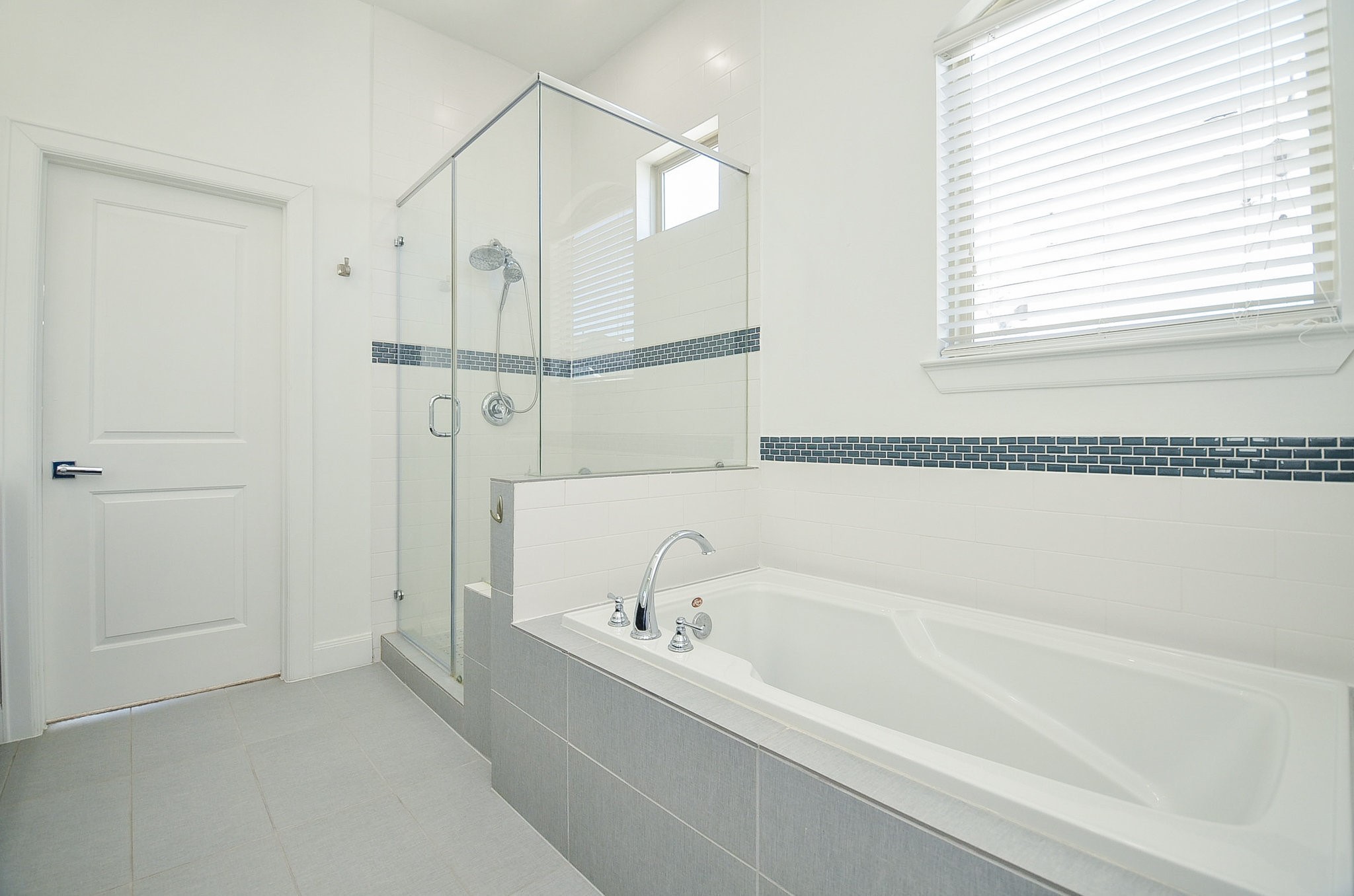 1245A Bonner Street, Unit B Houston, TX 77007 - Photo 28 of 36 a bathroom with a bathtub and a shower