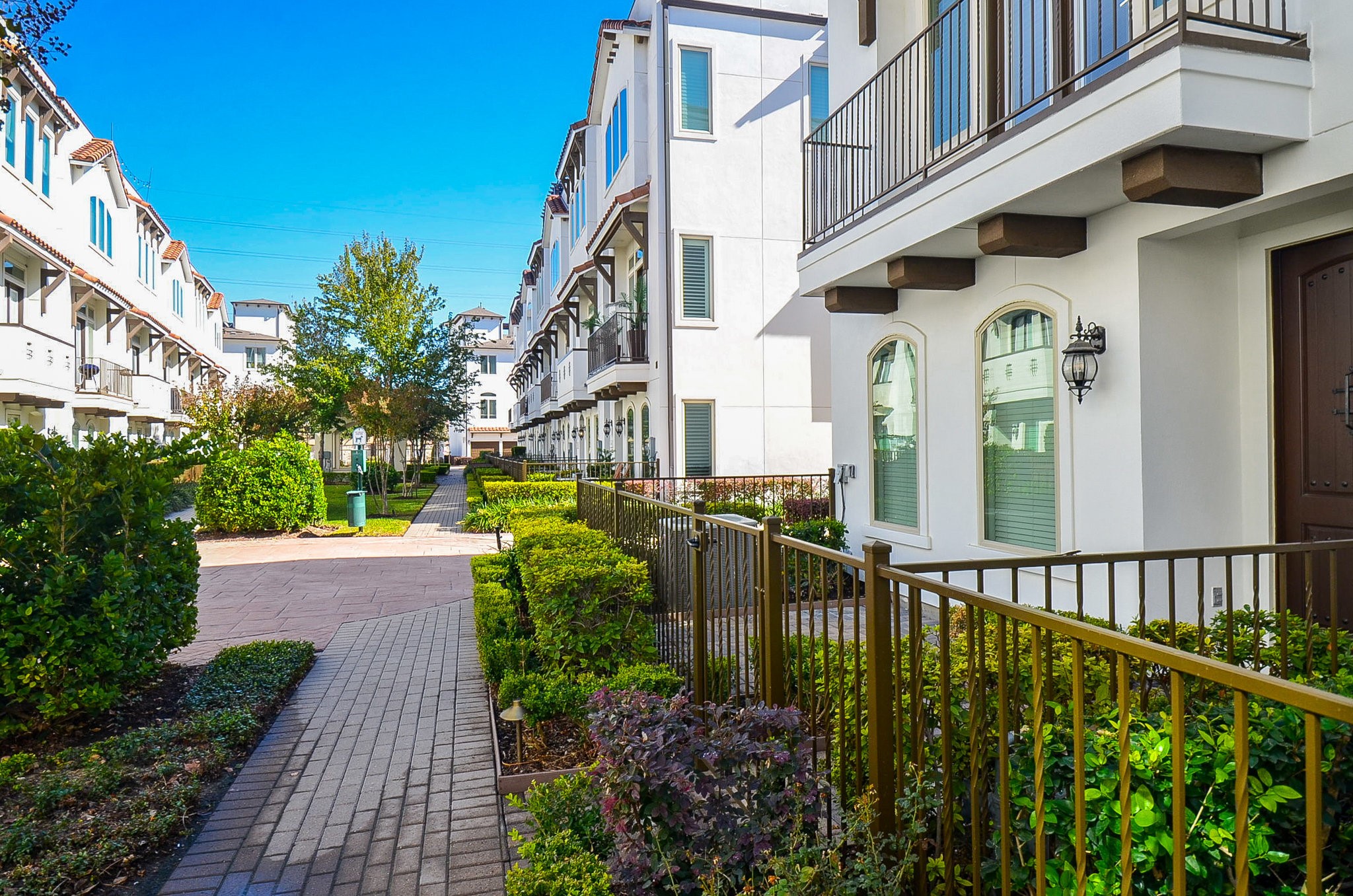 1245A Bonner Street, Unit B Houston, TX 77007 - Photo 4 of 36 a view of a house with brick walls