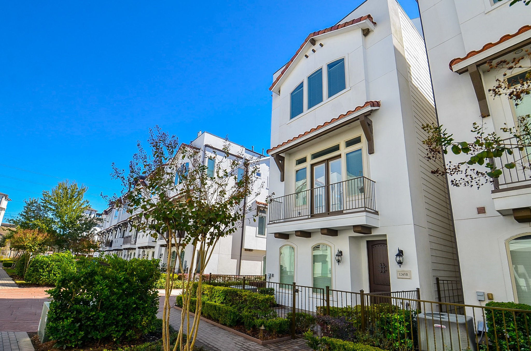 1245A Bonner Street, Unit B Houston, TX 77007 - Photo 5 of 36 front view of a building