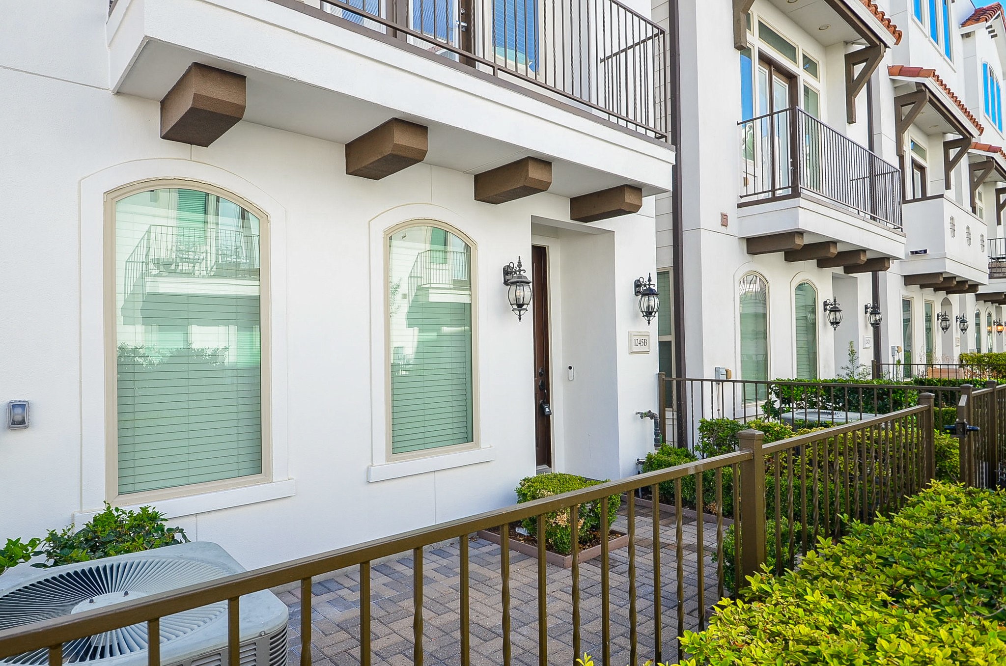 1245A Bonner Street, Unit B Houston, TX 77007 - Photo 6 of 36 a view of a house with large windows and a small yard