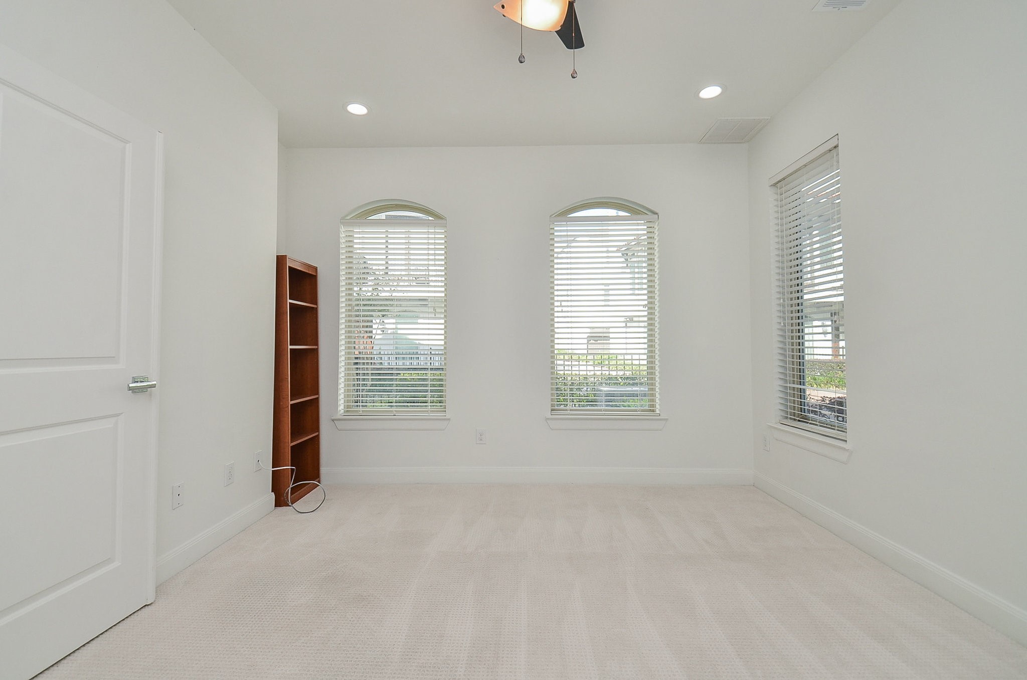 1245A Bonner Street, Unit B Houston, TX 77007 - Photo 10 of 36 an empty room with windows and closet