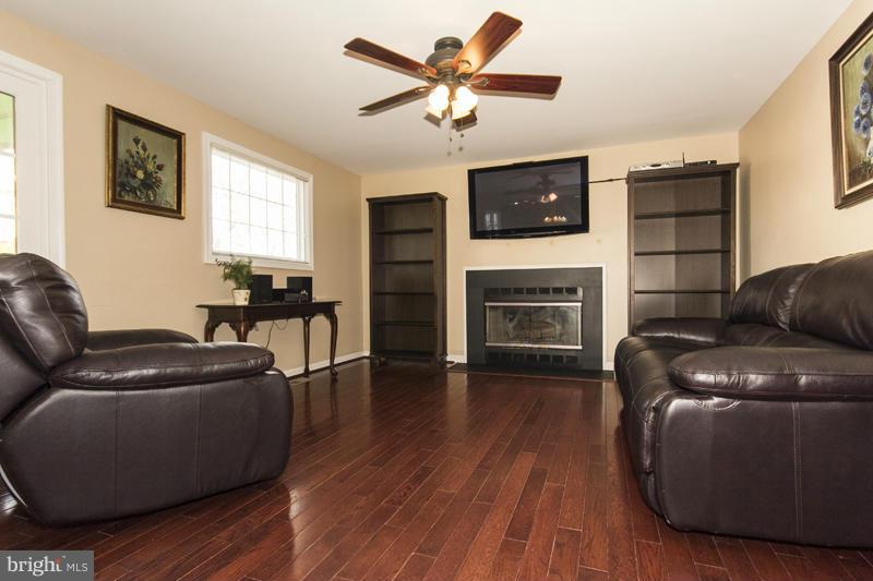 4822 Vicky Road Baltimore, MD 21236 - Photo 6 of 22 Living Room