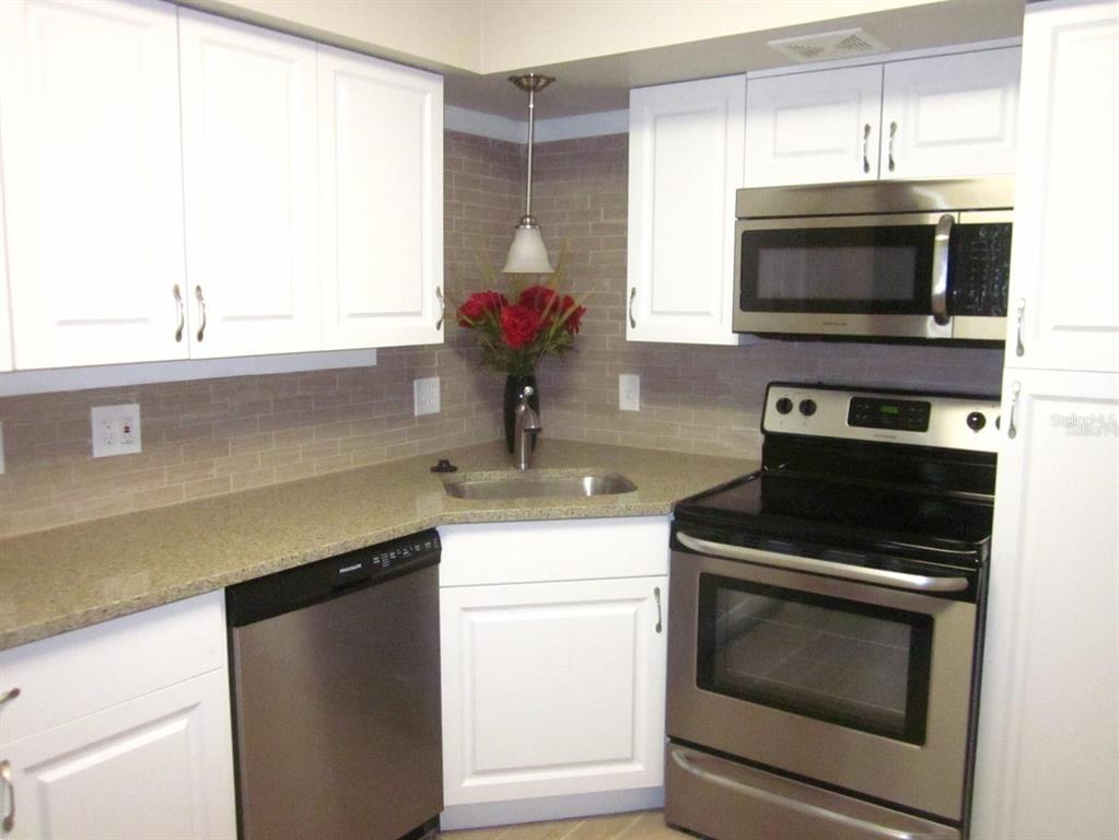 2456 Ecuadorian Way, Unit 46 Clearwater, FL 33763 - Photo 3 of 65