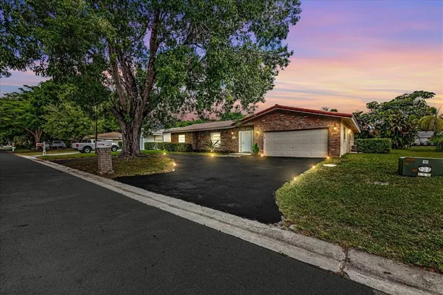 a view of a house with a yard