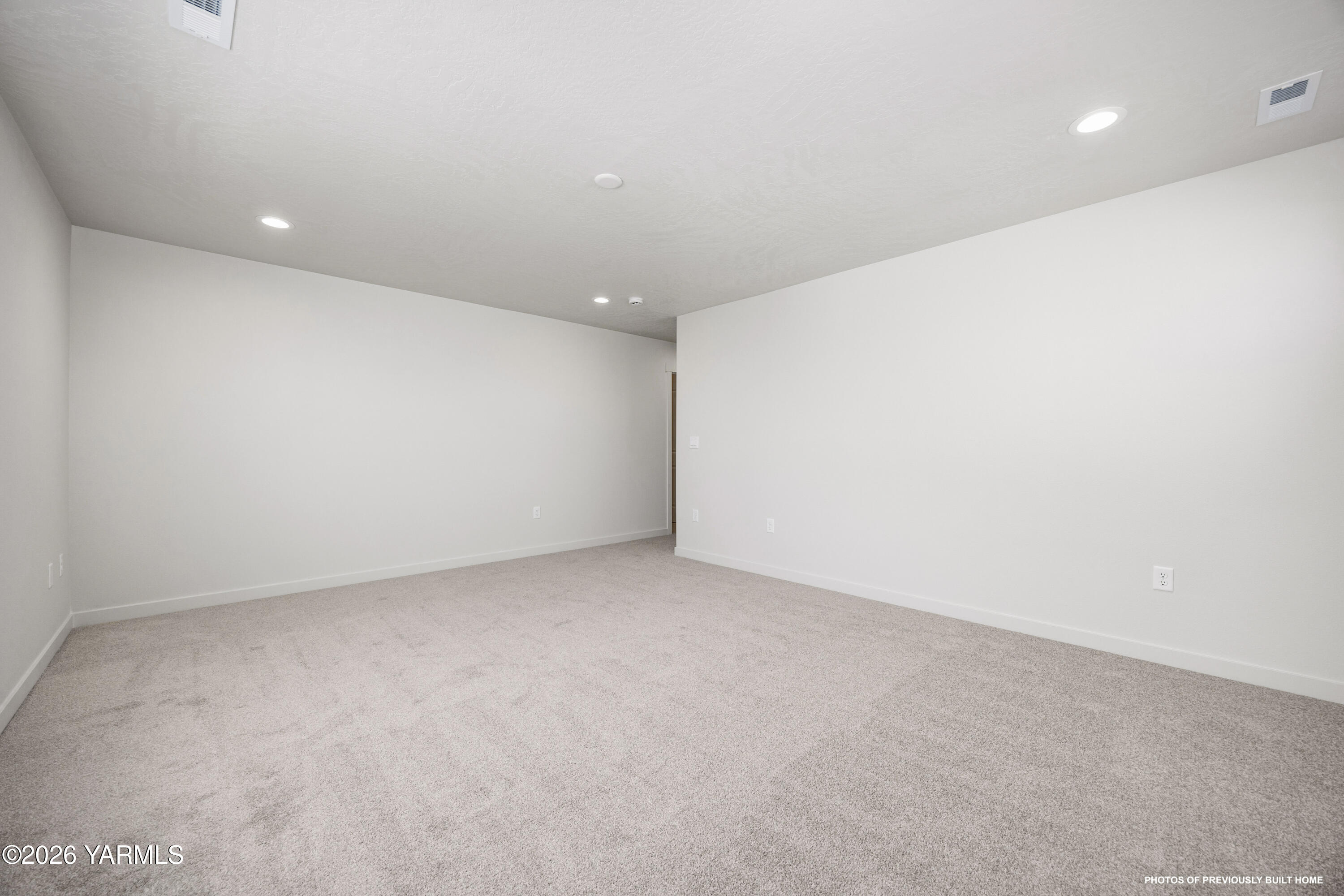 215 Packer Street Prosser, WA 99350 - Photo 32 of 38 an empty room with a natural light