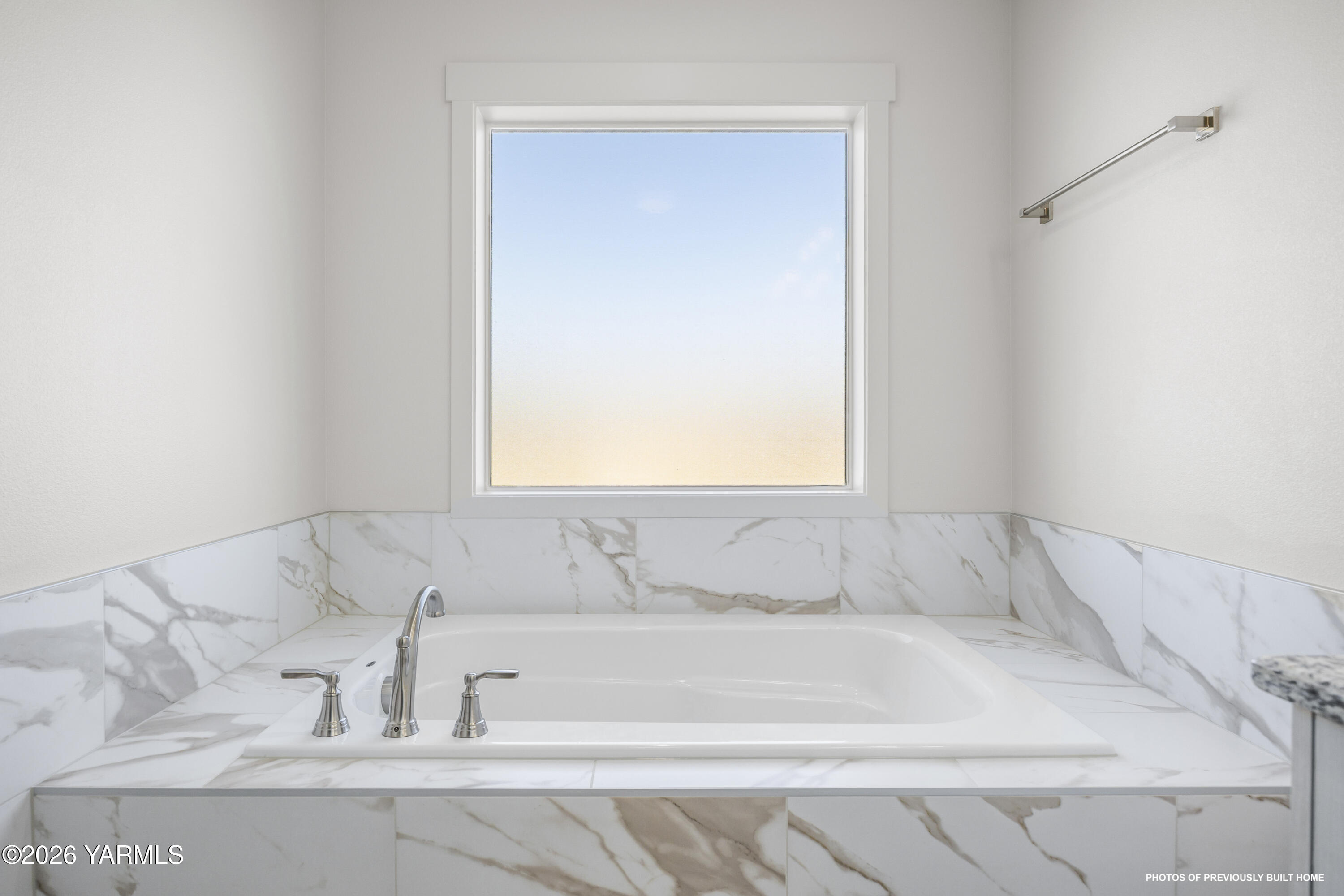 215 Packer Street Prosser, WA 99350 - Photo 34 of 38 a bathroom with a bathtub and a window