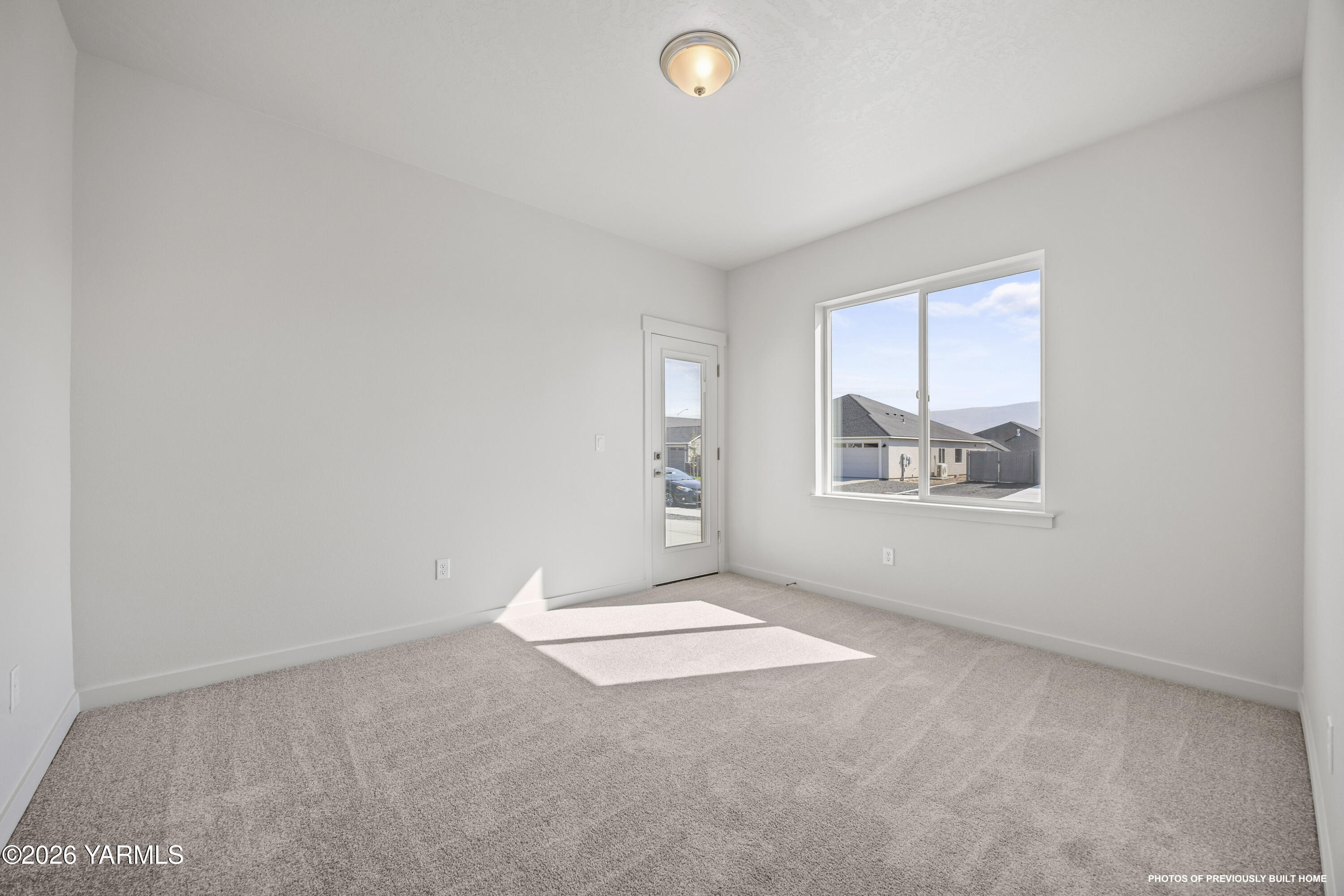 215 Packer Street Prosser, WA 99350 - Photo 36 of 38 a view of an empty room with window