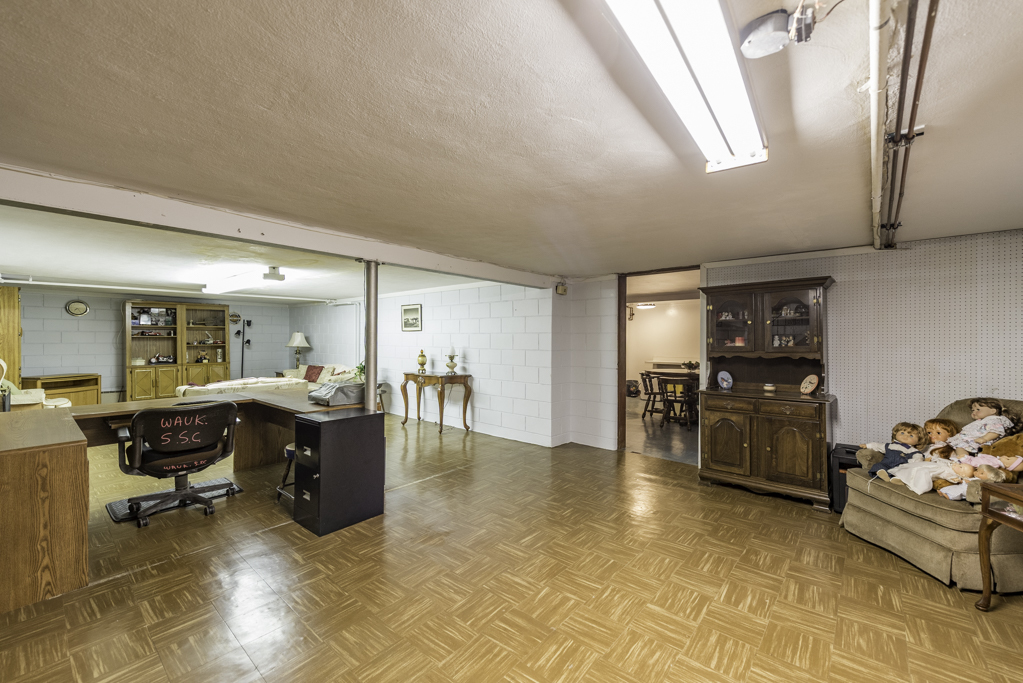 1118 Shiloh Boulevard Zion, IL 60099 - Photo 28 of 33 a view of a livingroom with furniture and a window