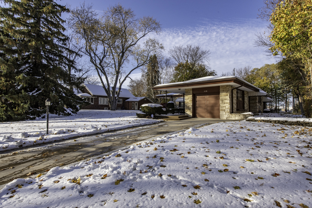 1118 Shiloh Boulevard Zion, IL 60099 - Photo 33 of 33 a front view of a house with a yard