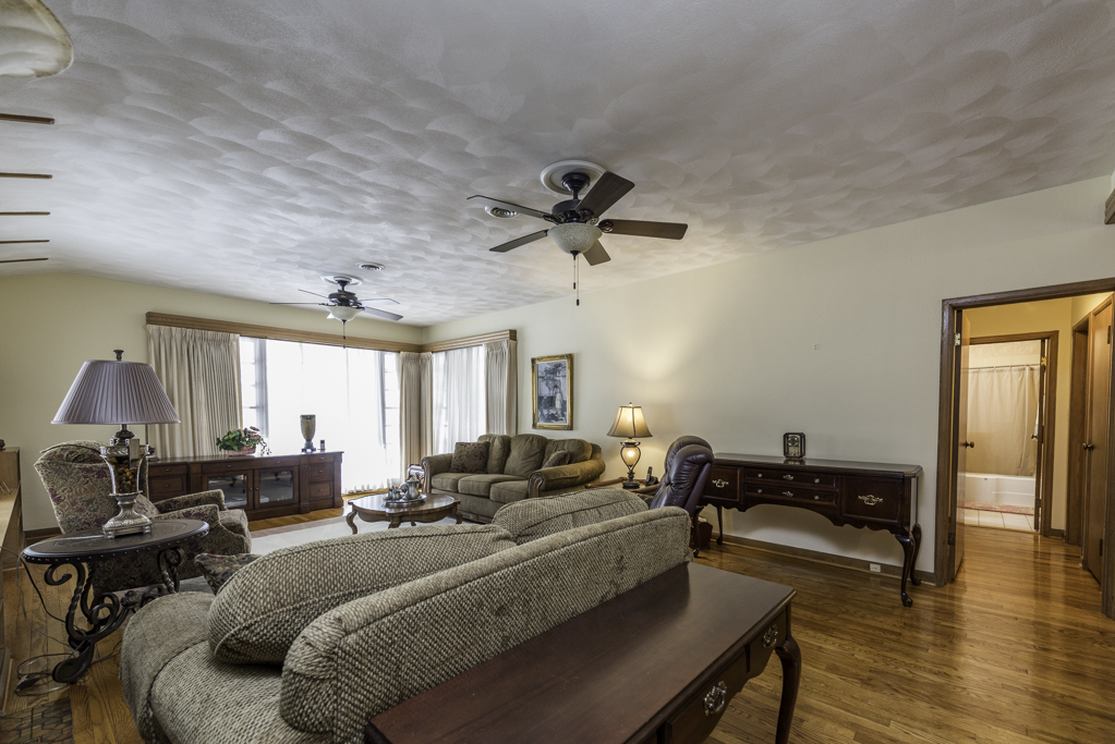 1118 Shiloh Boulevard Zion, IL 60099 - Photo 7 of 33 a living room with furniture
