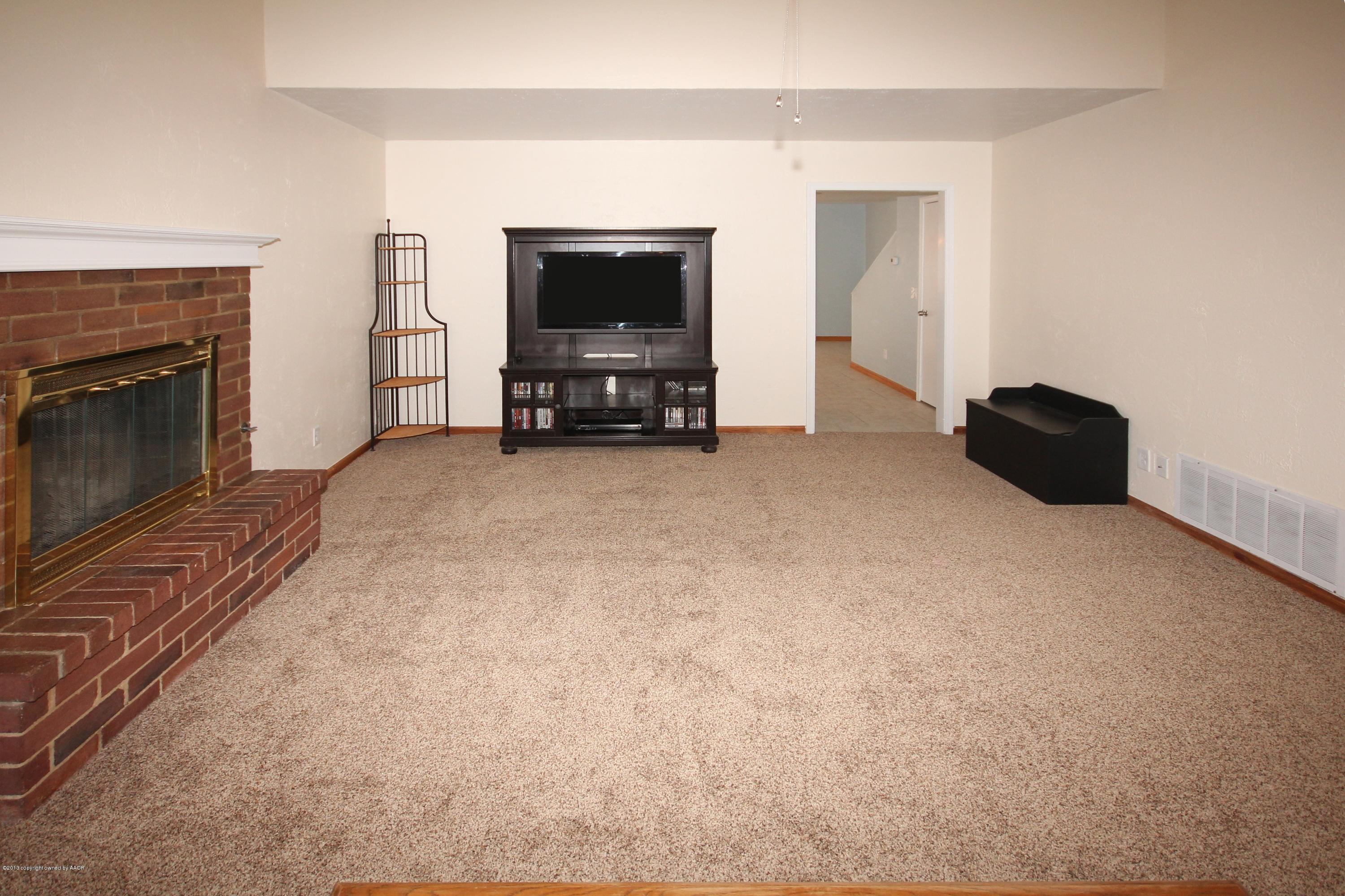 5216 Leland Drive Amarillo, TX 79110 - Photo 3 of 23 a living room with furniture and a flat screen tv