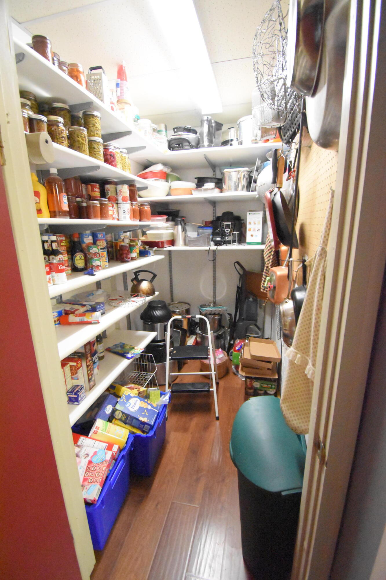 522 North Cullen Street Rensselaer, IN 47978 - Photo 18 of 43 a room with wooden floor and furniture