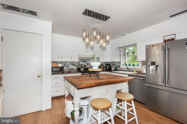 a view of a house with a yard and plants