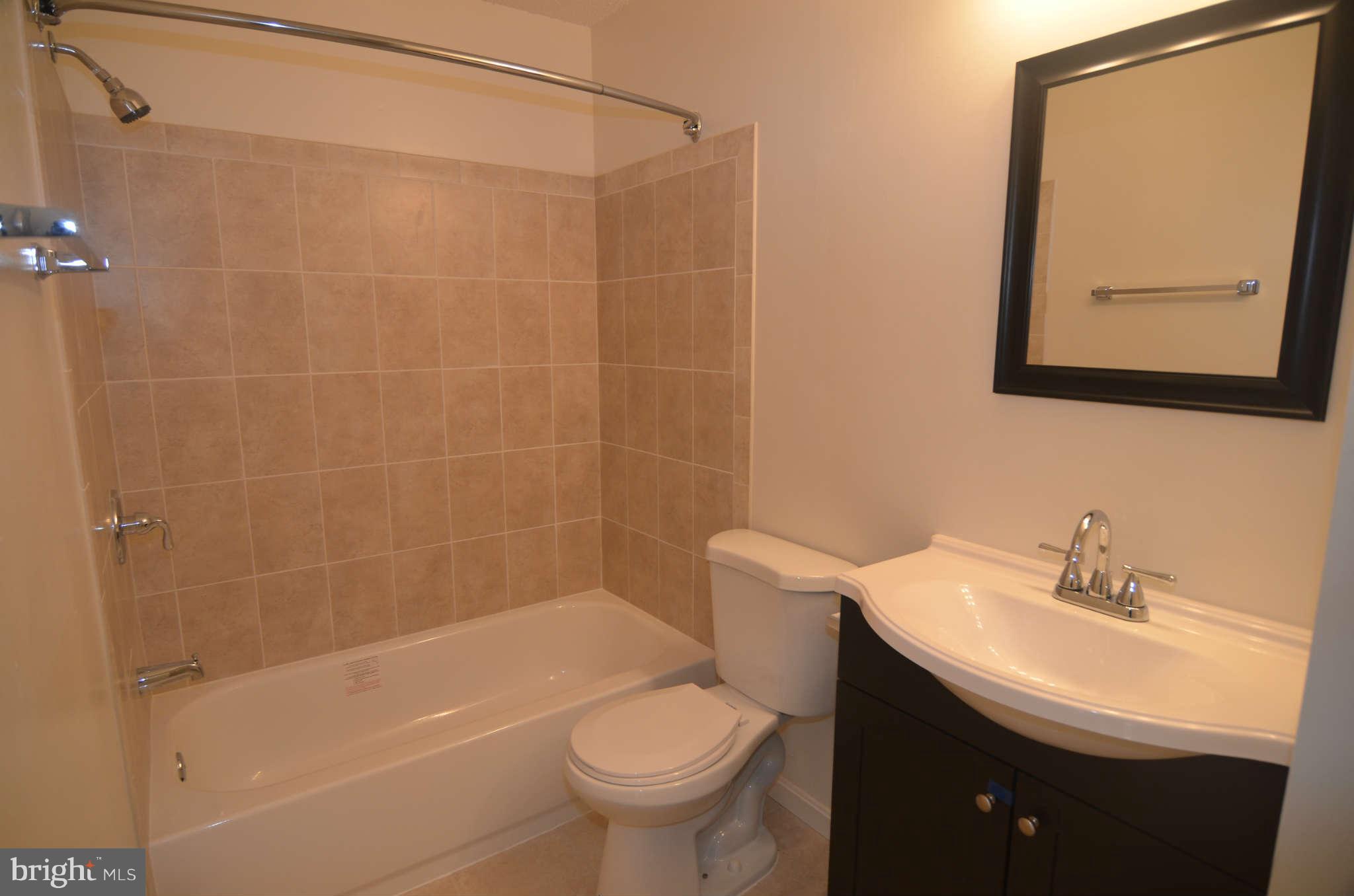 21023 Timber Ridge Terrace, Unit 104 Ashburn, VA 20147 - Photo 11 of 29 Bath (Master)