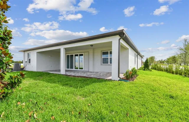 a view of a house with backyard
