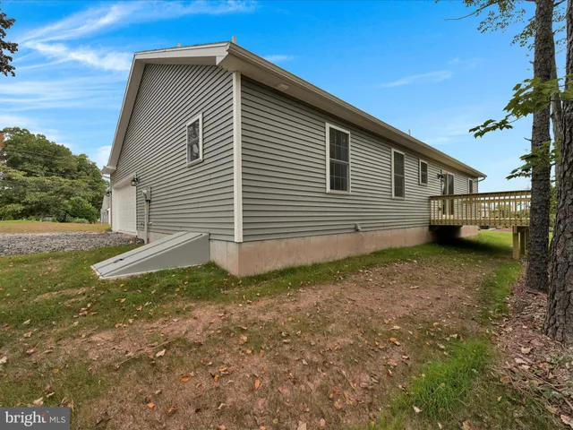 a view of a house with backyard