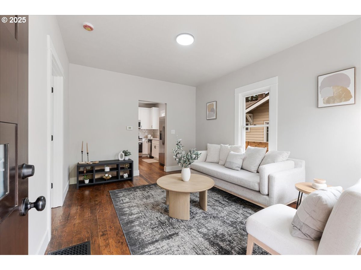 7216 North Ivanhoe Street Portland, OR 97203 - Photo 6 of 30 a living room with furniture and wooden floor