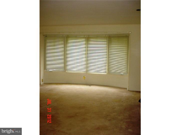 121 Flagstaff Road Philadelphia, PA 19115 - Photo 4 of 14 Living Room