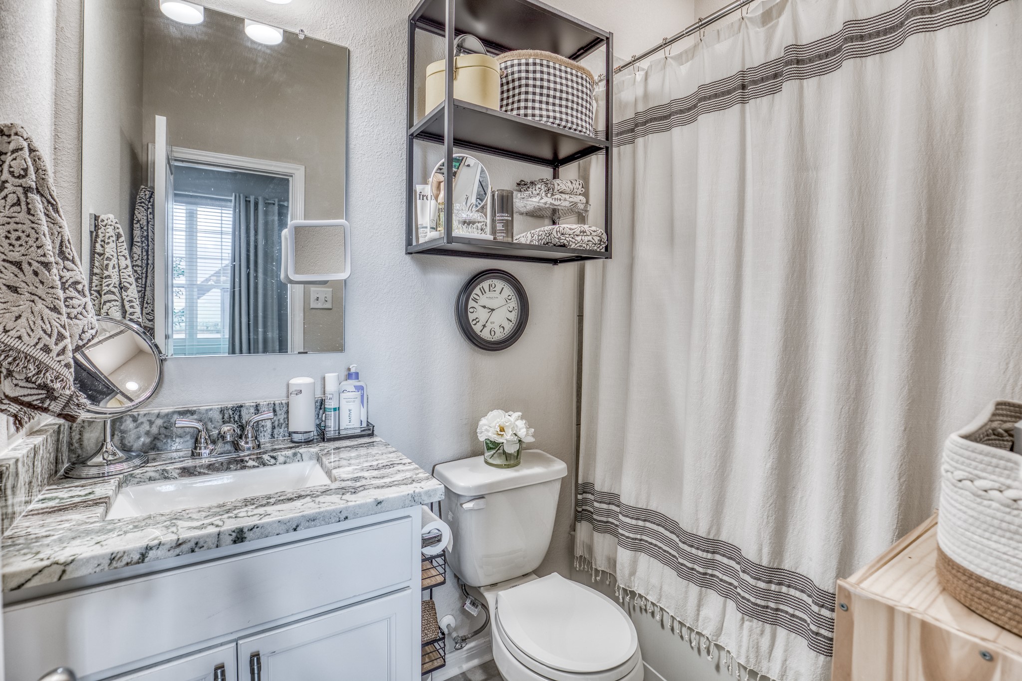 1016 Old Vine Road Brenham, TX 77833 - Photo 21 of 25 Guest en-suite