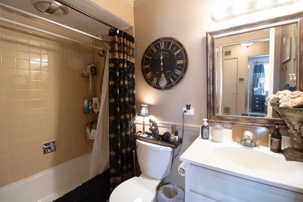 $200,000 | 521 73rd Street, Unit 104, Downers Grove, IL 60516