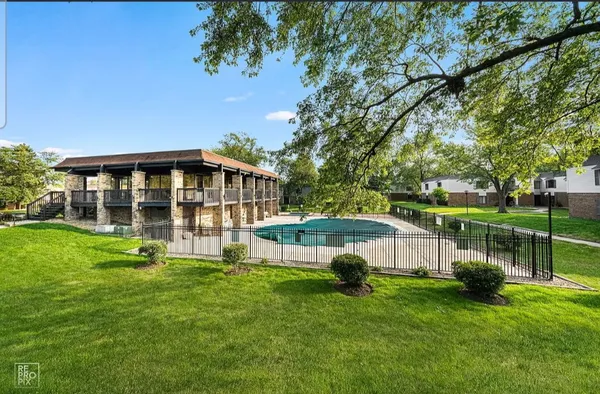 $200,000 | 521 73rd Street, Unit 104, Downers Grove, IL 60516