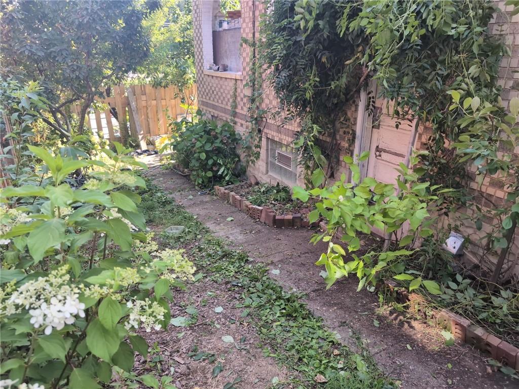 201 Friday Road Pittsburgh, PA 15209 - Photo 9 of 39 a backyard of a house with lots of green space