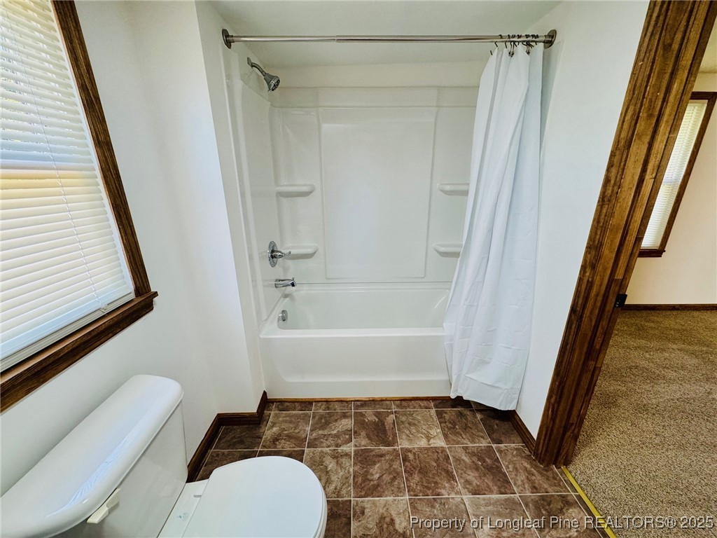 790 Old Whiteville Road Lumberton, NC 28358 - Photo 17 of 29 a bathroom with a sink and a bath tub