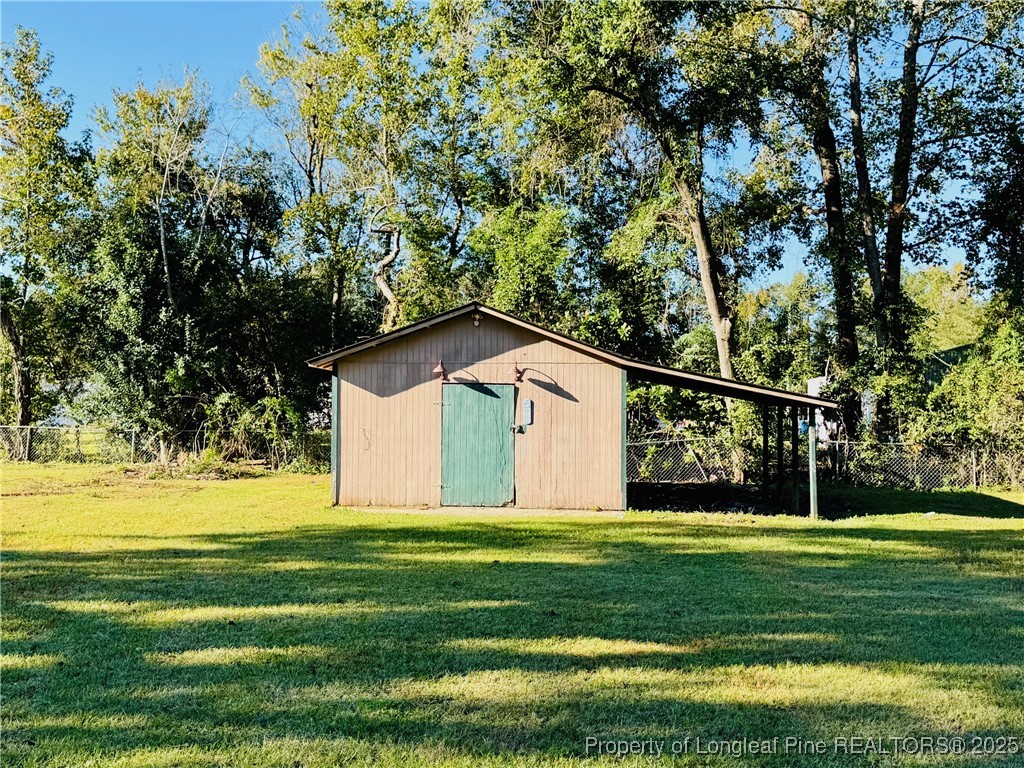 790 Old Whiteville Road Lumberton, NC 28358 - Photo 27 of 29 a view of a big yard with large trees