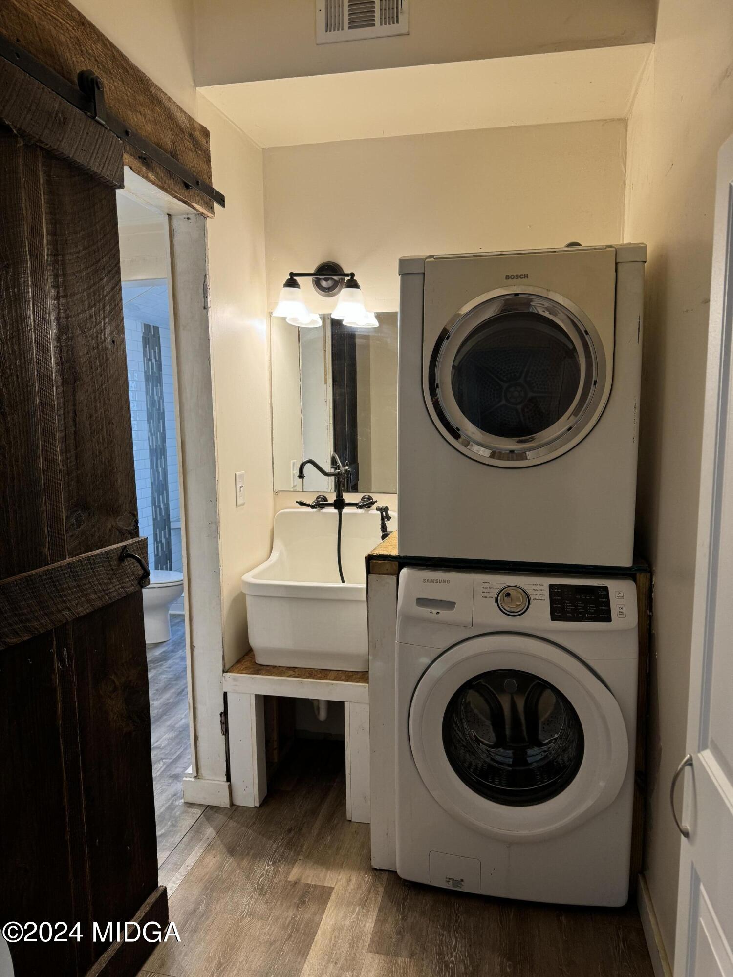 910 Laurel Avenue Macon, GA 31211 - Photo 20 of 41 a utility room with dryer and washer