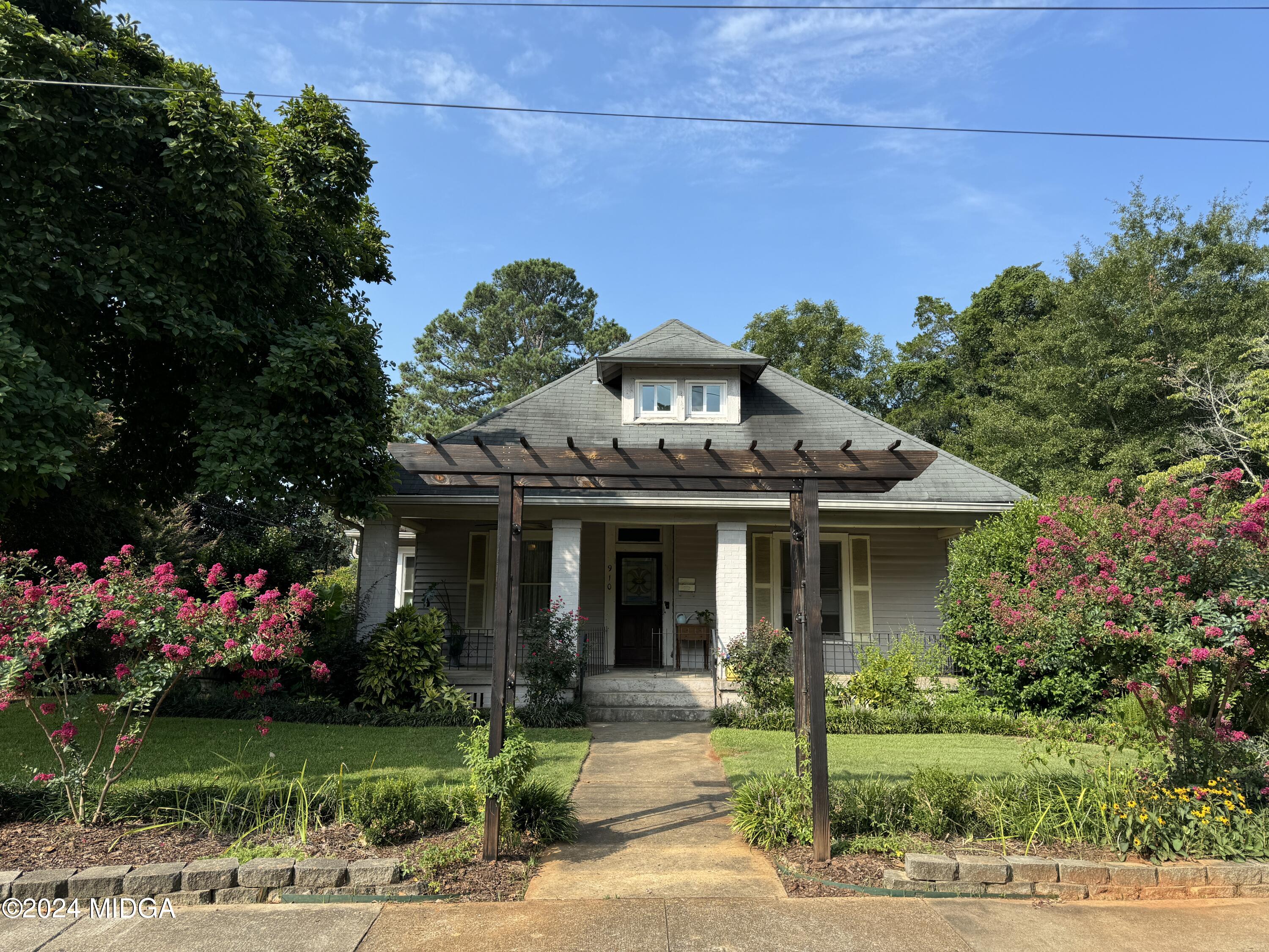 910 Laurel Avenue Macon, GA 31211 - Photo 2 of 41 a front view of a house with a garden