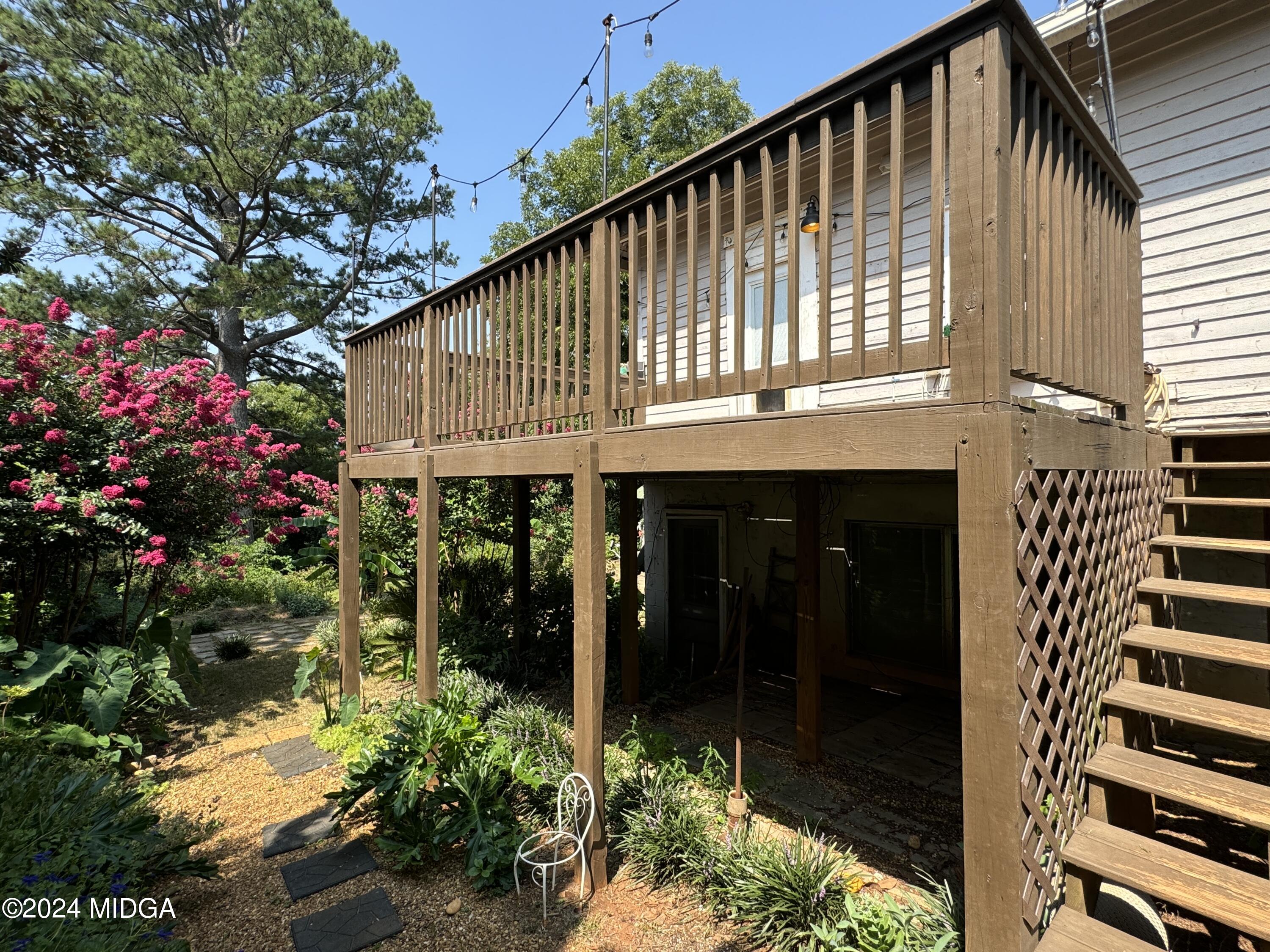 910 Laurel Avenue Macon, GA 31211 - Photo 30 of 41 a front view of a house with a garden