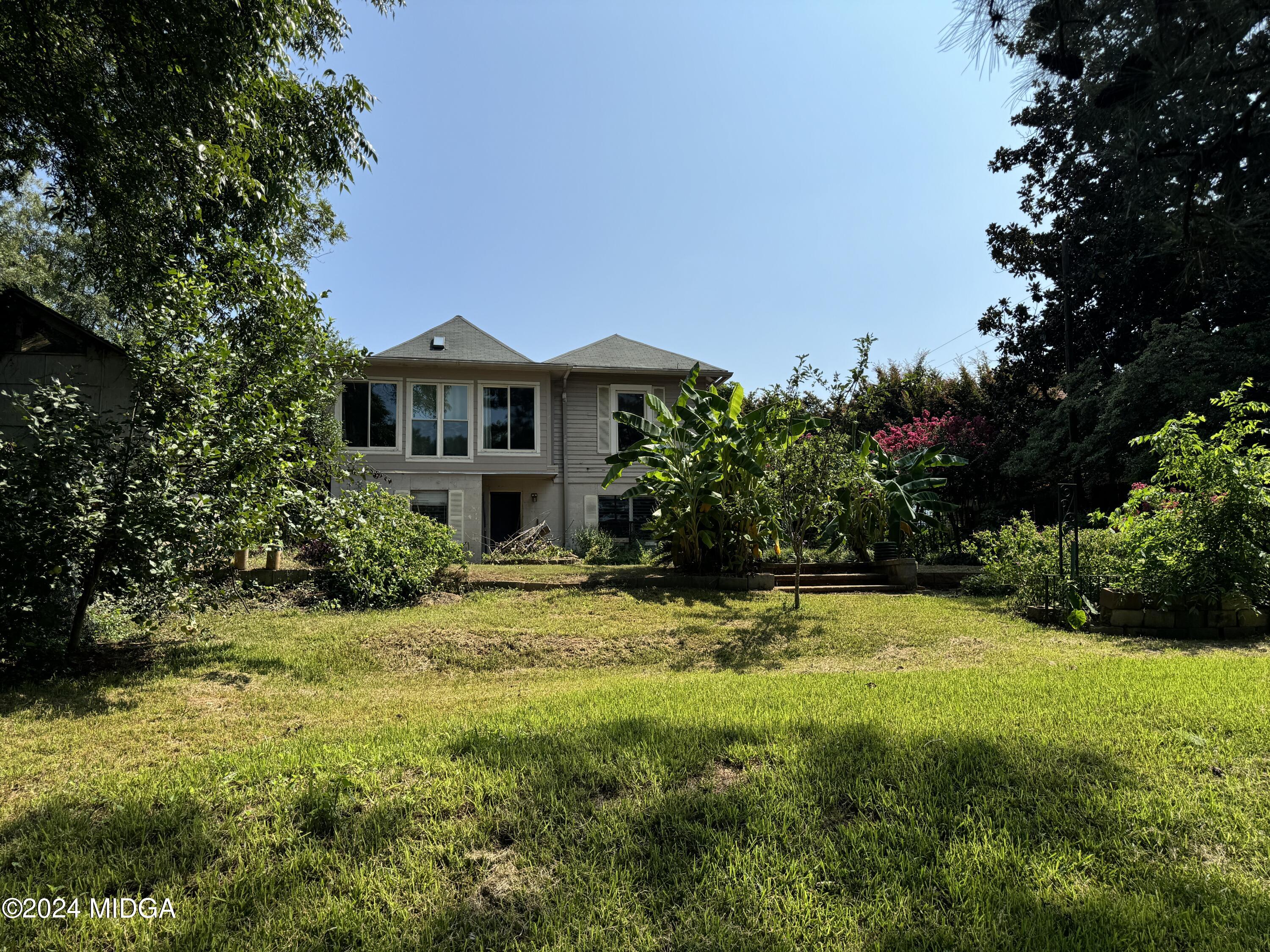 910 Laurel Avenue Macon, GA 31211 - Photo 33 of 41 a front view of a house with a yard