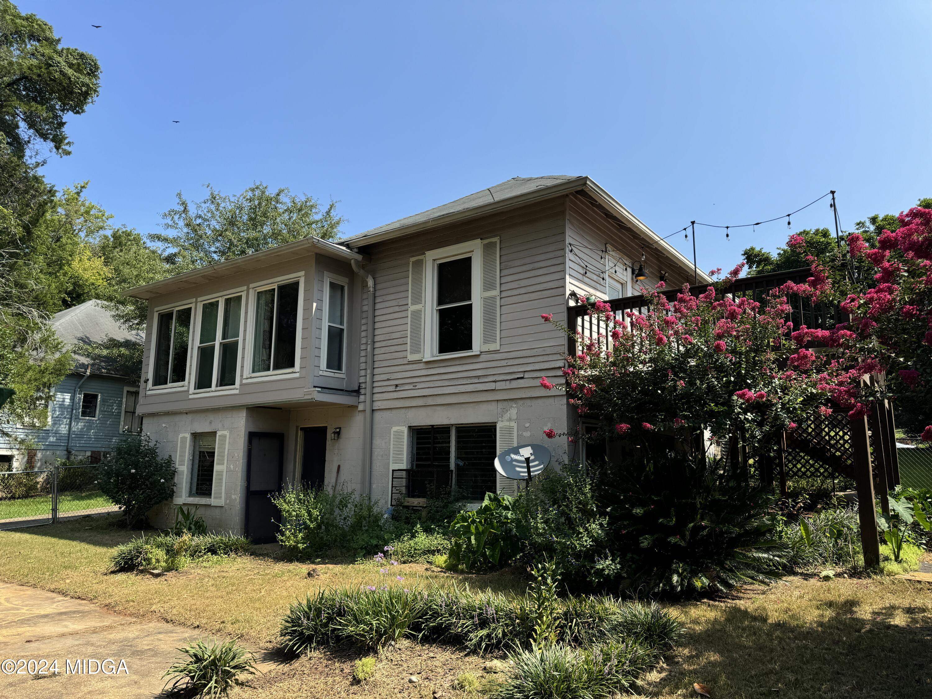 910 Laurel Avenue Macon, GA 31211 - Photo 34 of 41 a front view of a house with a yard