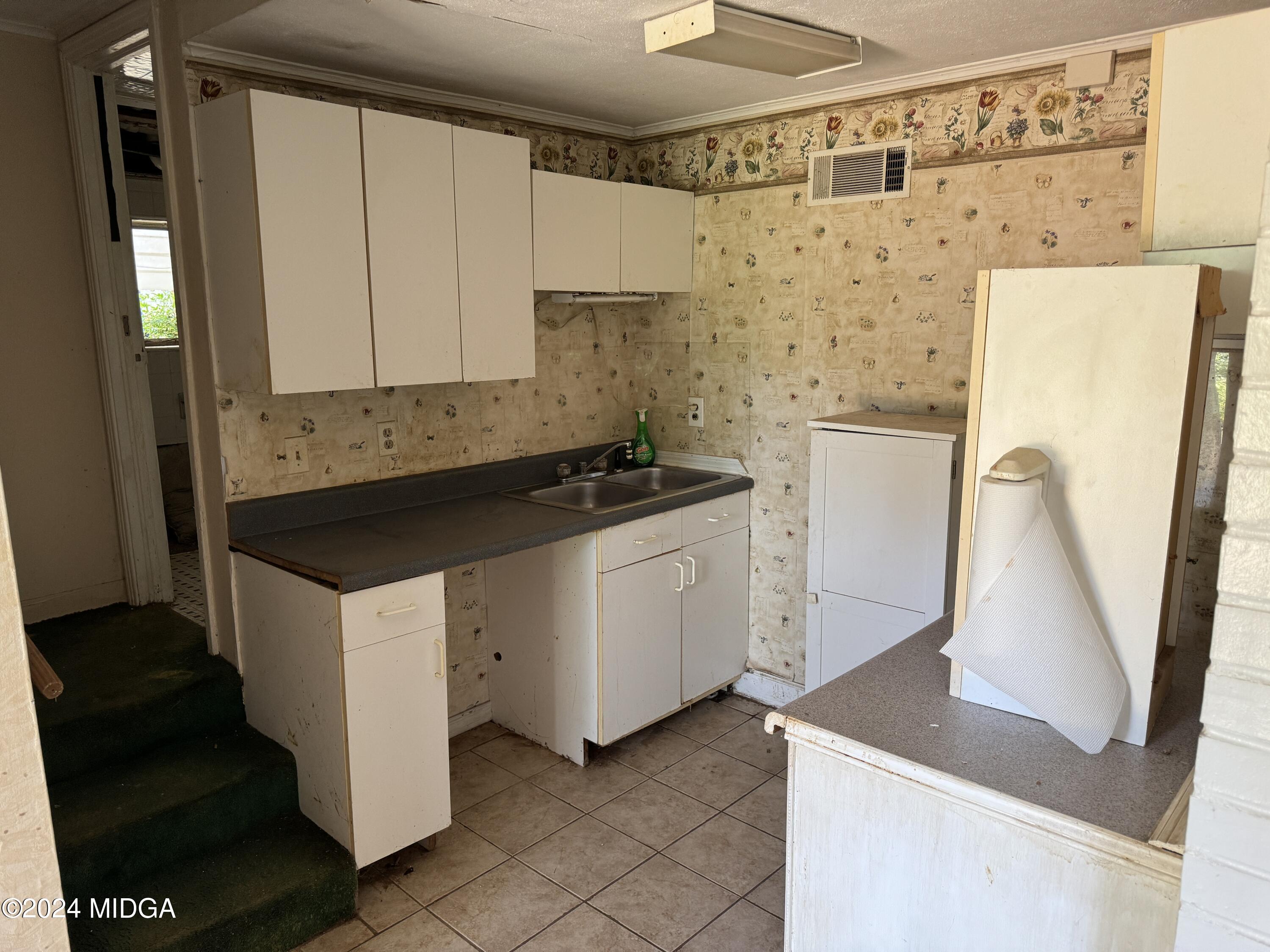 910 Laurel Avenue Macon, GA 31211 - Photo 36 of 41 a kitchen with a sink stove and refrigerator