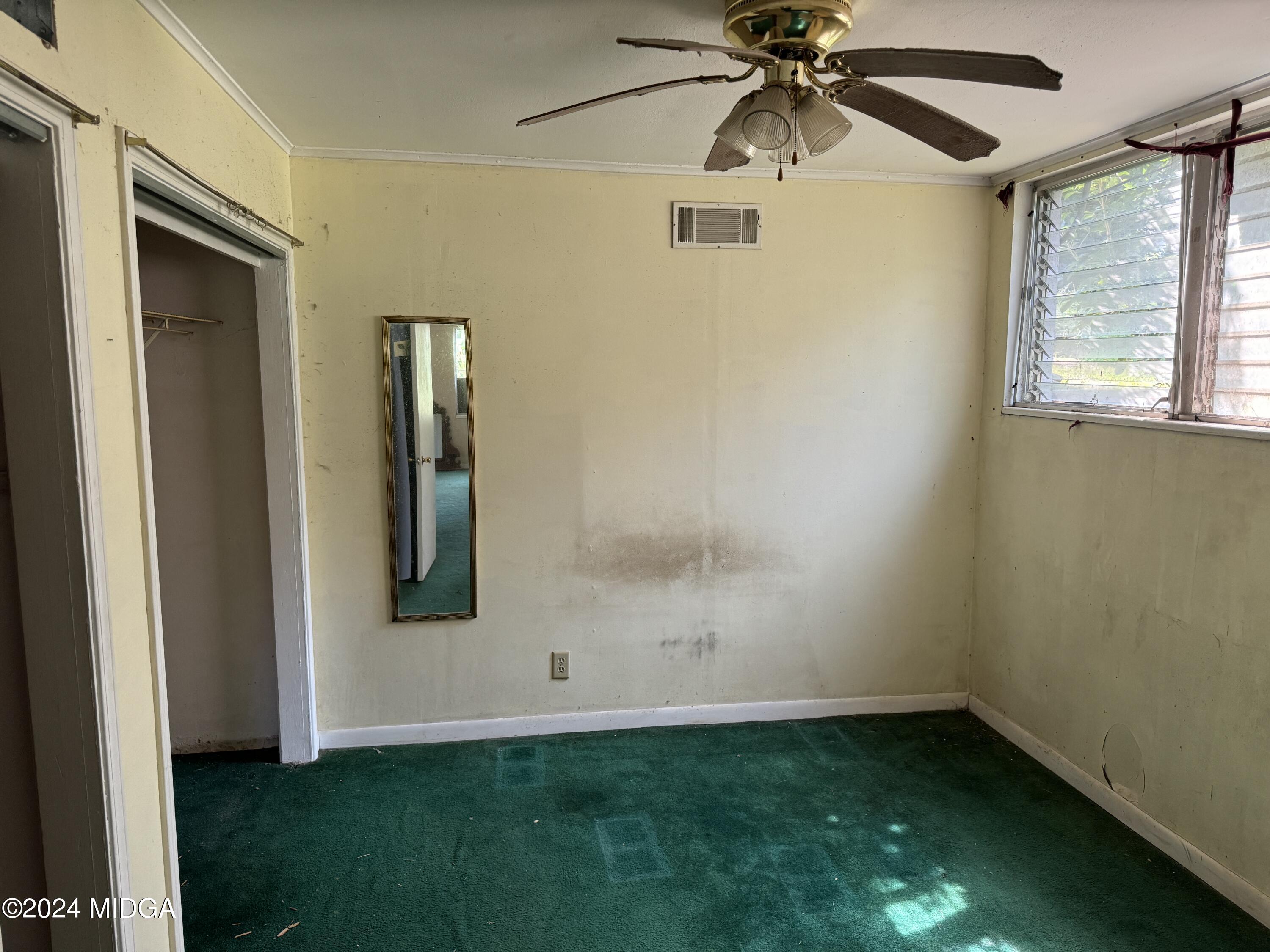910 Laurel Avenue Macon, GA 31211 - Photo 39 of 41 an empty room with a window and a ceiling fan