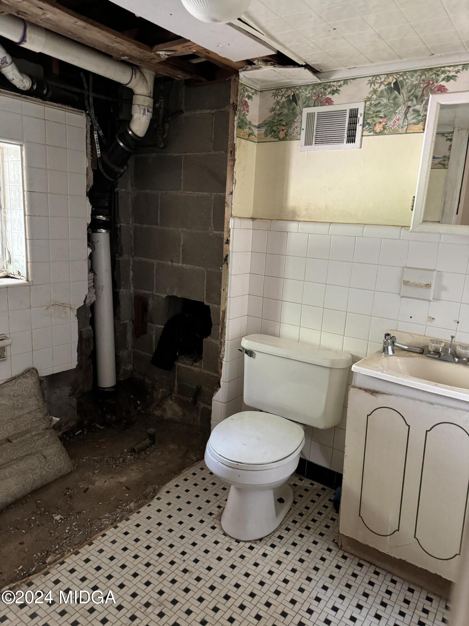 910 Laurel Avenue Macon, GA 31211 - Photo 40 of 41 a bathroom with a toilet a sink and a shower