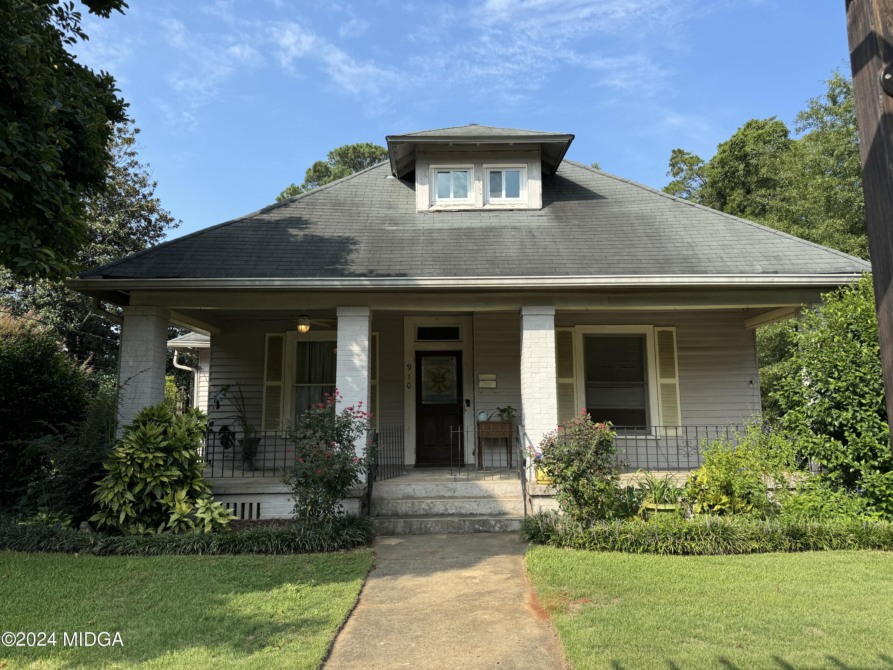 910 Laurel Avenue Macon, GA 31211 - Photo 41 of 41 a front view of a house with a yard