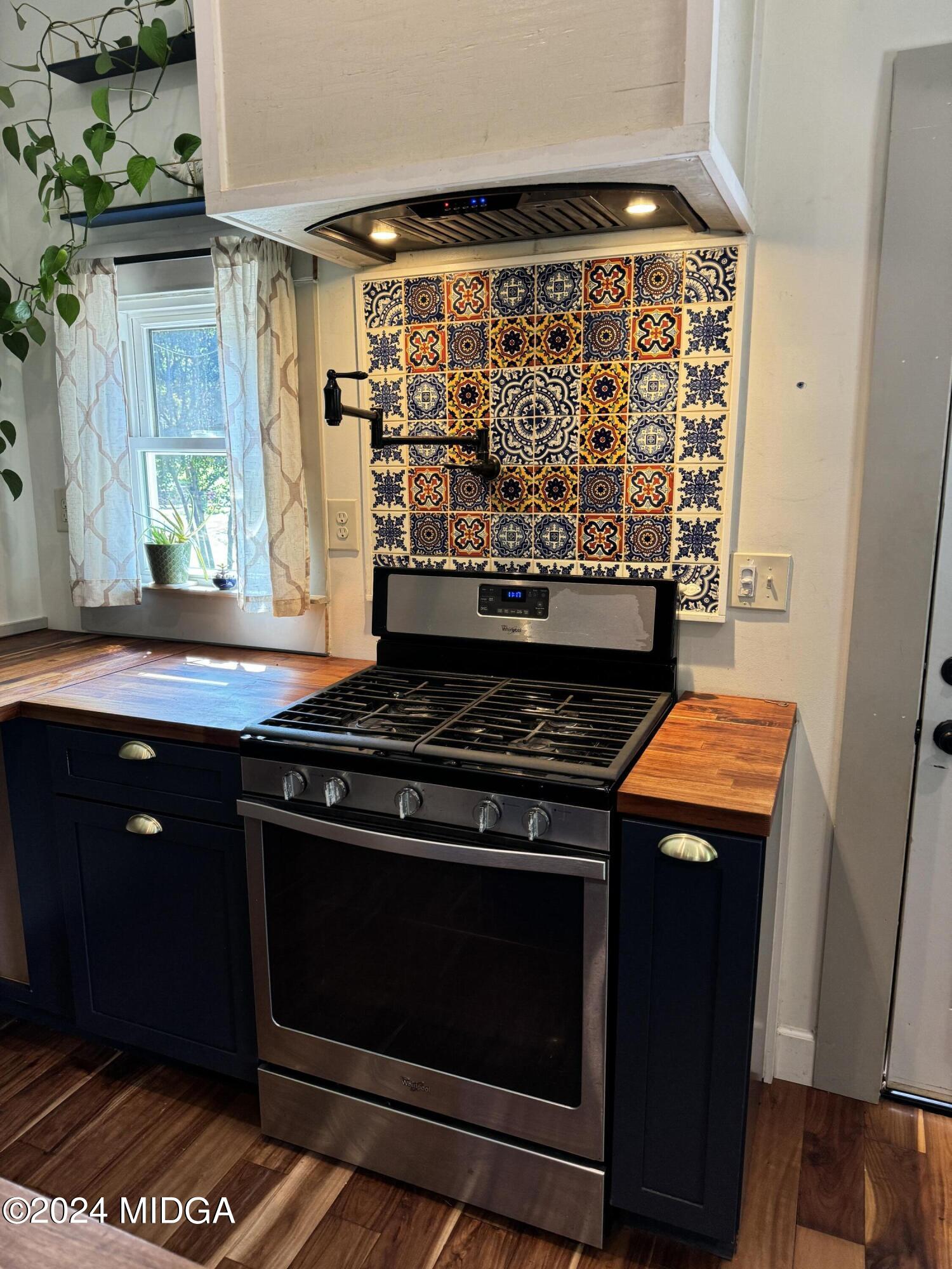910 Laurel Avenue Macon, GA 31211 - Photo 9 of 41 a stove top oven sitting inside of a kitchen