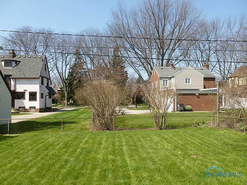 2319 Goddard Road Toledo, OH 43606 - Photo 4 of 11 Backyard.