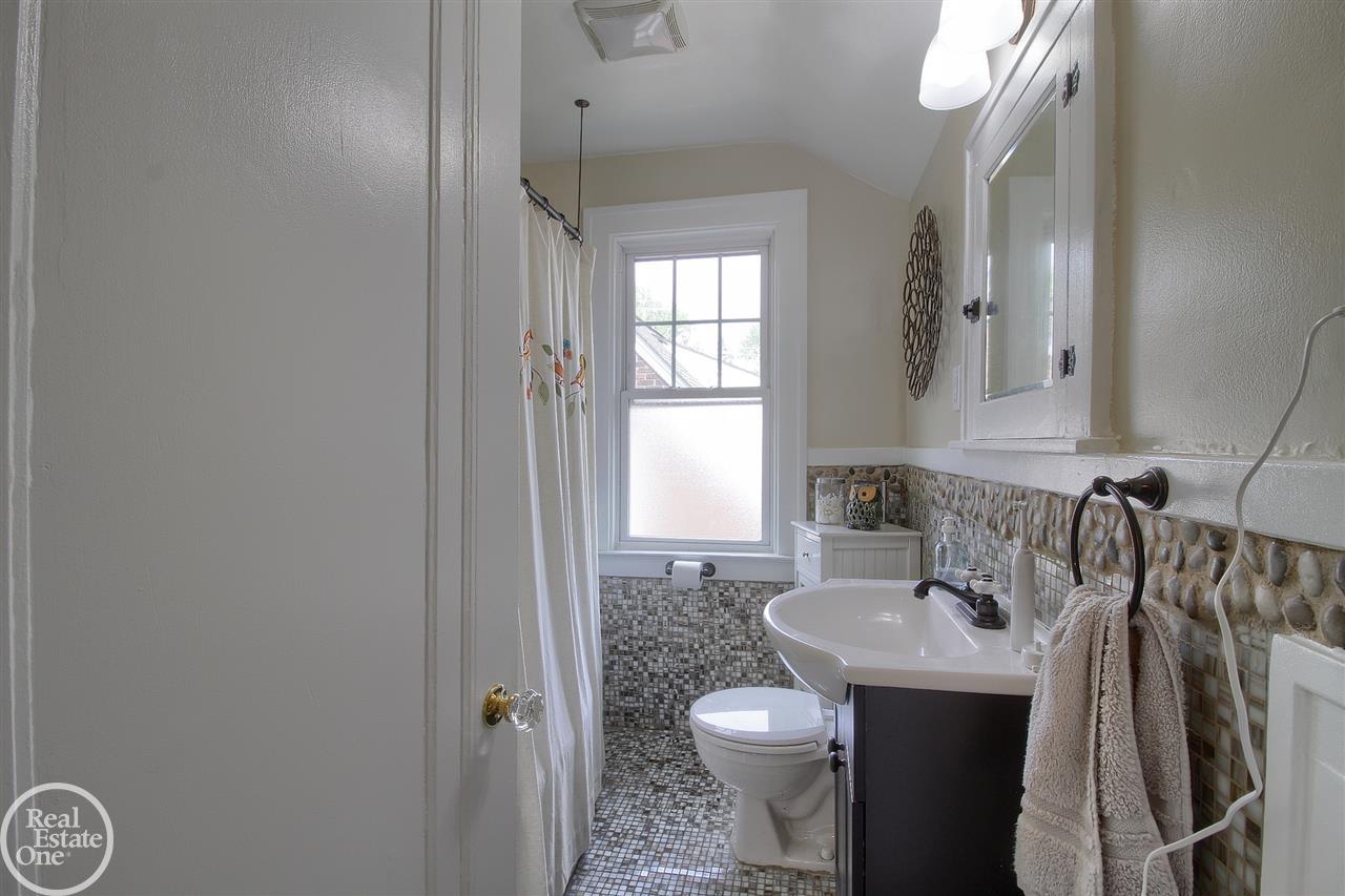 874 Barrington Road Grosse Pointe, MI 48230 - Photo 21 of 30 31378785-20.JPG