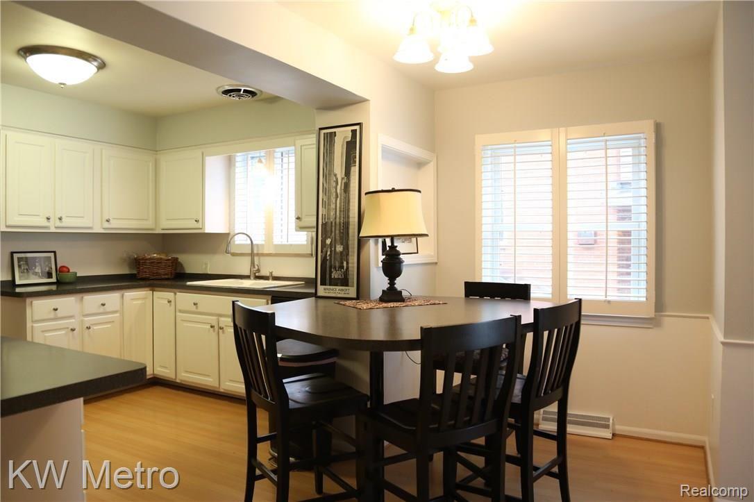 123 Maplefield Road Pleasant Ridge, MI 48069 - Photo 9 of 36 8B8A1741.JPG