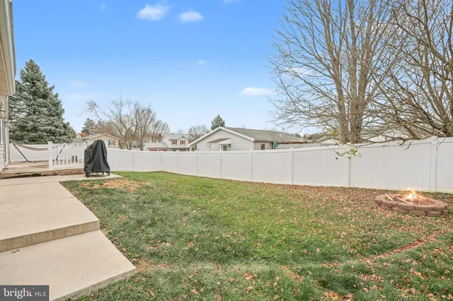 a view of a backyard