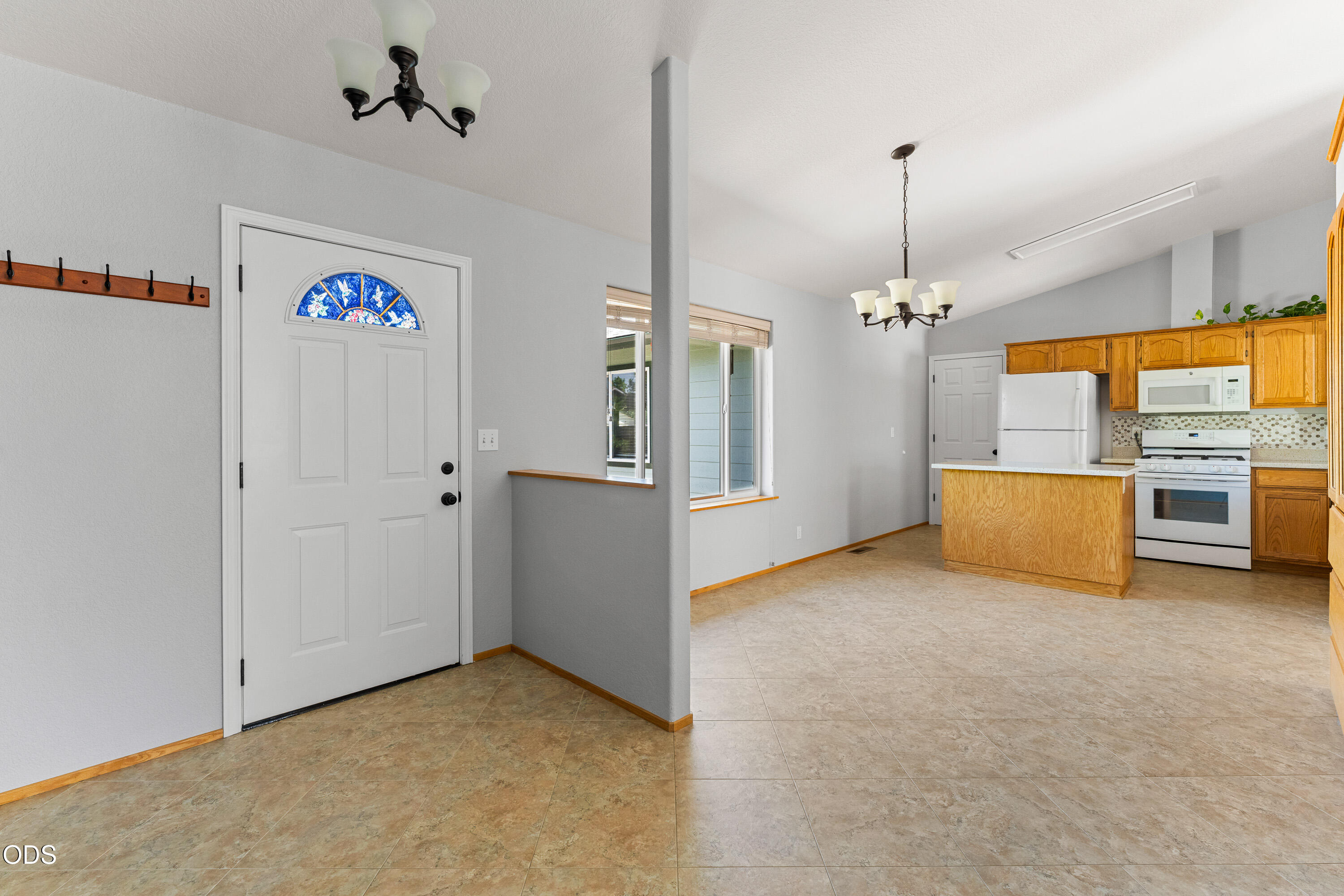 1445 Southwest Silver Maple Way Grants Pass, OR 97526 - Photo 6 of 29